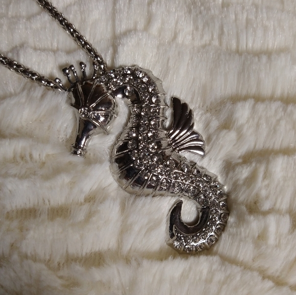 Seahorse necklace - Picture 2 of 2
